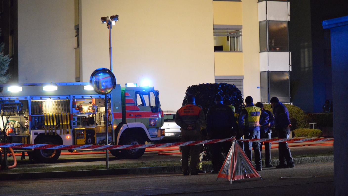 I pompieri di Locarno all'opera sul luogo dell'incendio in Via Franzoni
