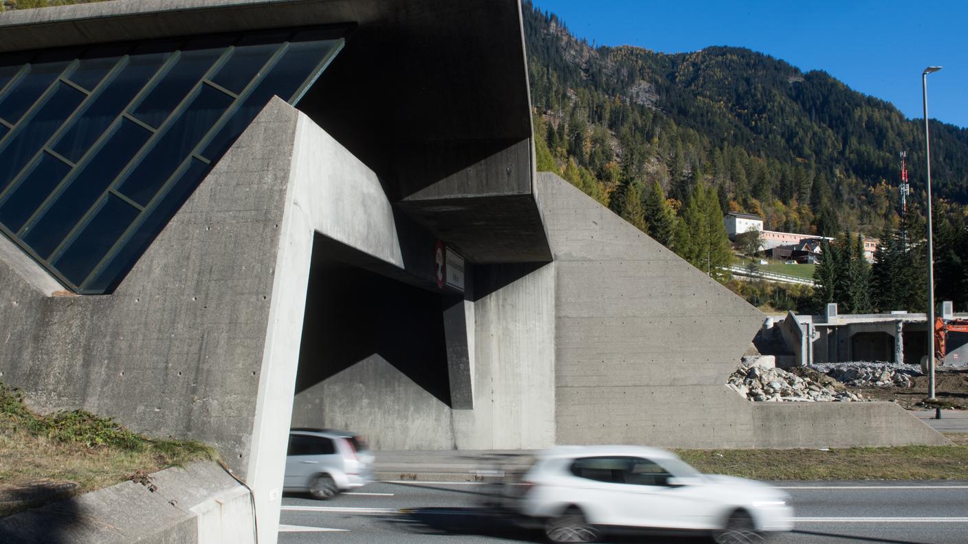 Si attende di sapere quando le vetture potranno tornare ad attraversare il tunnel