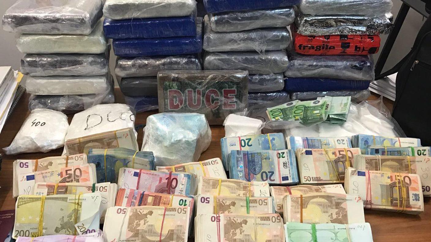 La coca e gli euro sequestrati