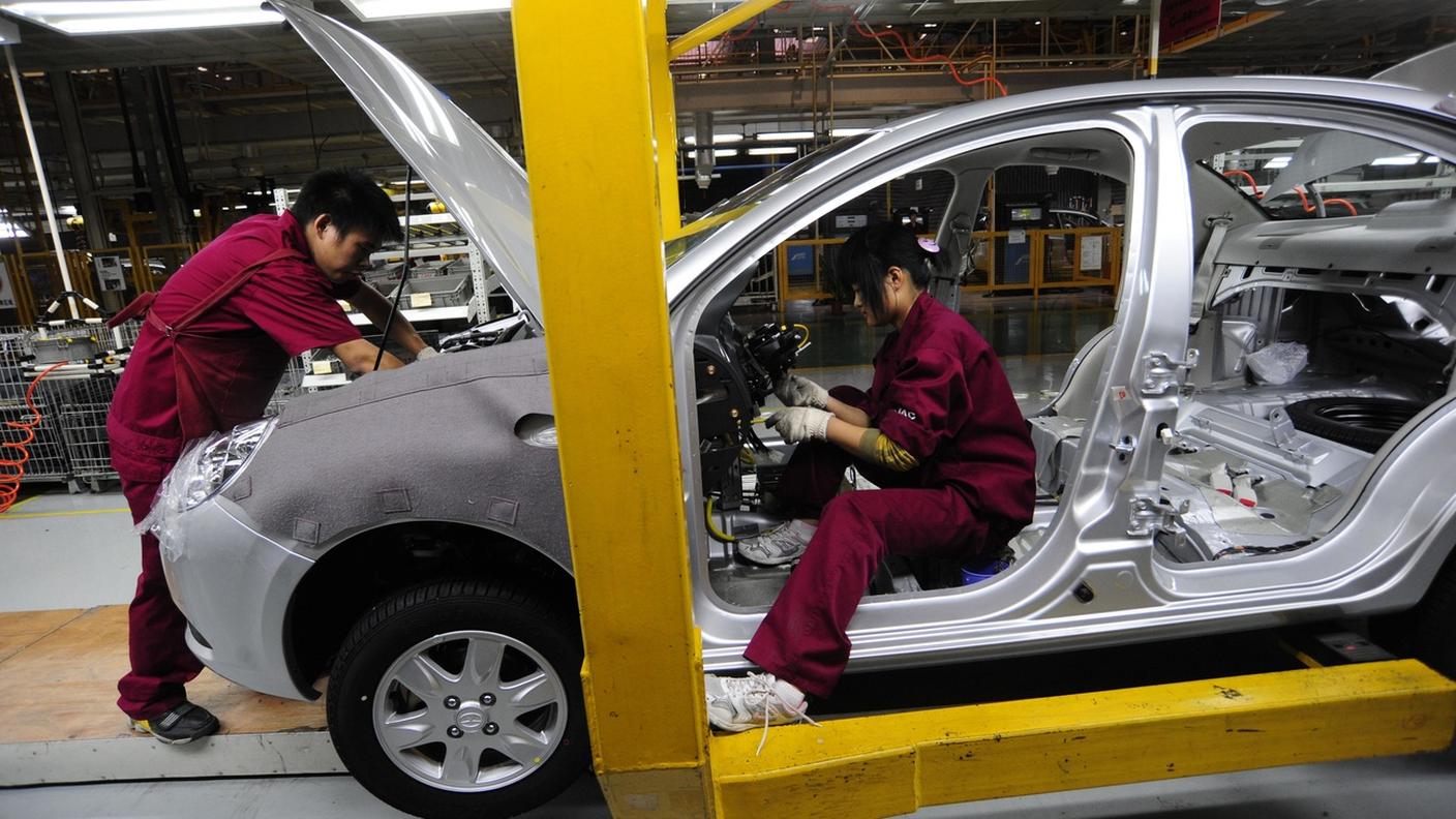Operai cinesi al lavoro nello stabilimento della JAC Motors a Hefei, nella provincia cinese di Anhui, correva l'anno 2009