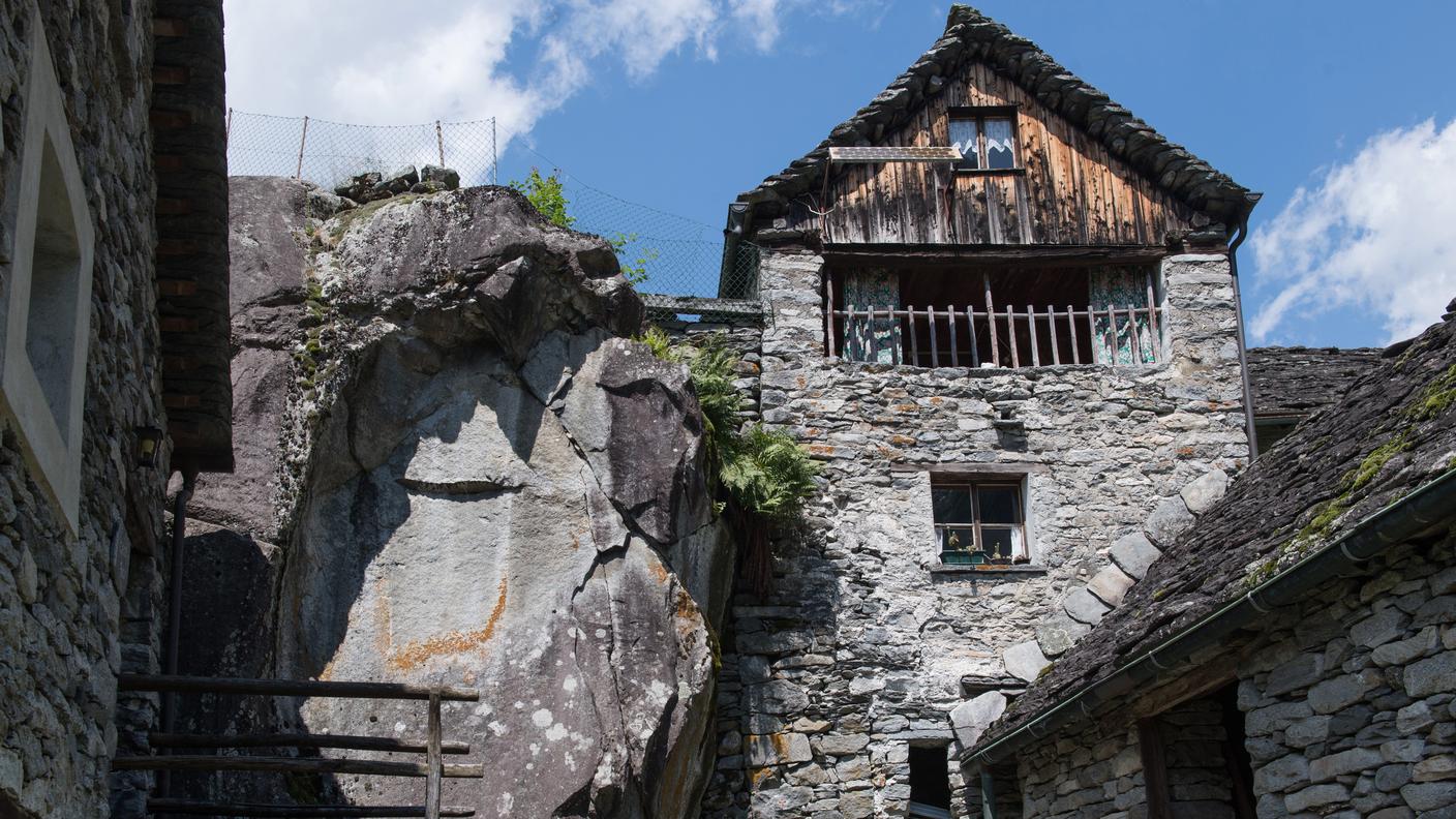 Oggi il 90% delle abitazioni secondarie in Svizzera si trova nei cantoni Vallese (31%), Grigioni (25%), Ticino (16%), Berna (9%) e Vaud (9%) - Nella foto rustici a Sonlerto, in Valle Bavona
