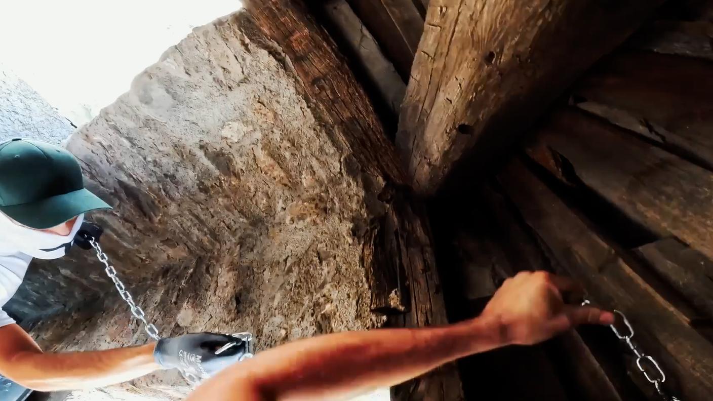 Lo striscione è stato fissato a delle travi in legno
