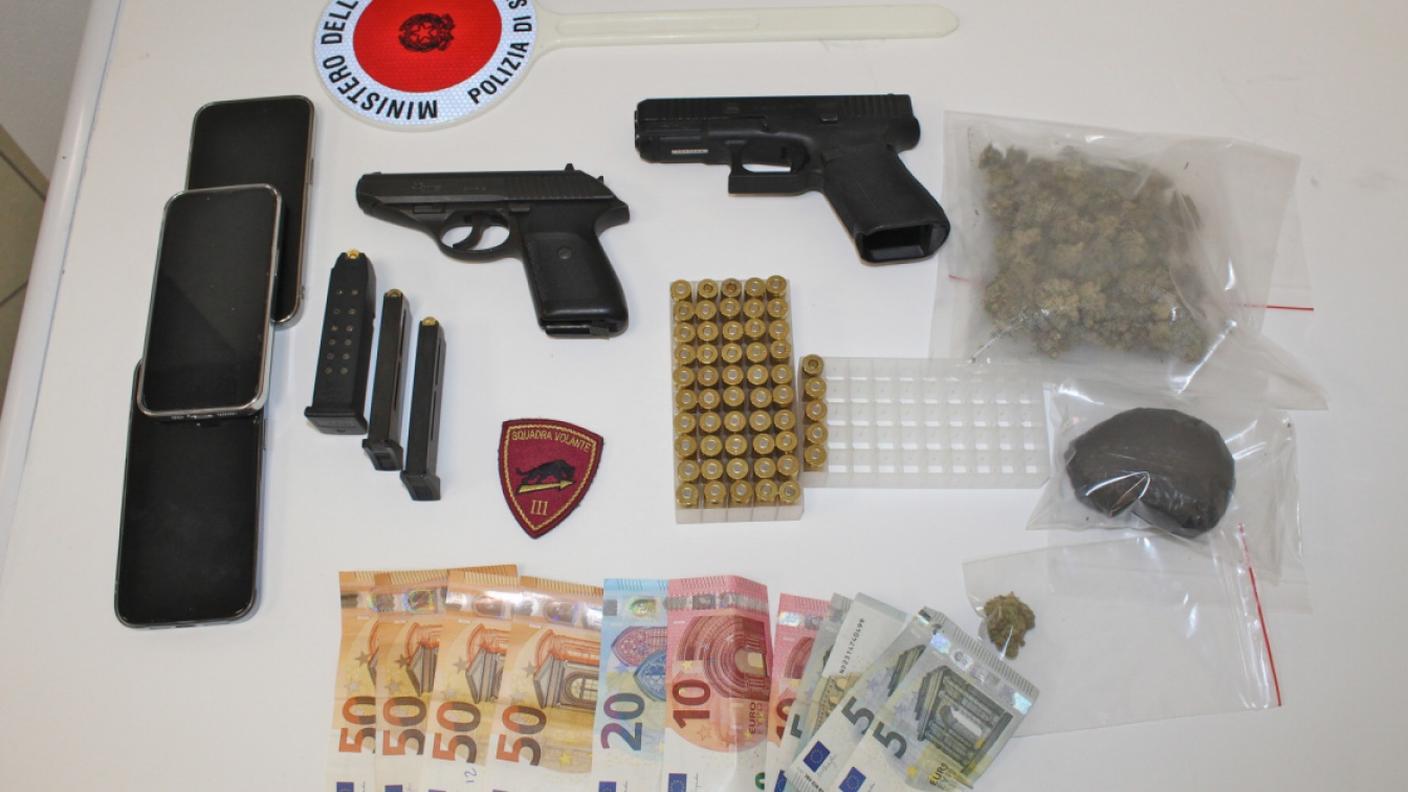 Le armi e la droga sequestrata ai tre cittadini turchi