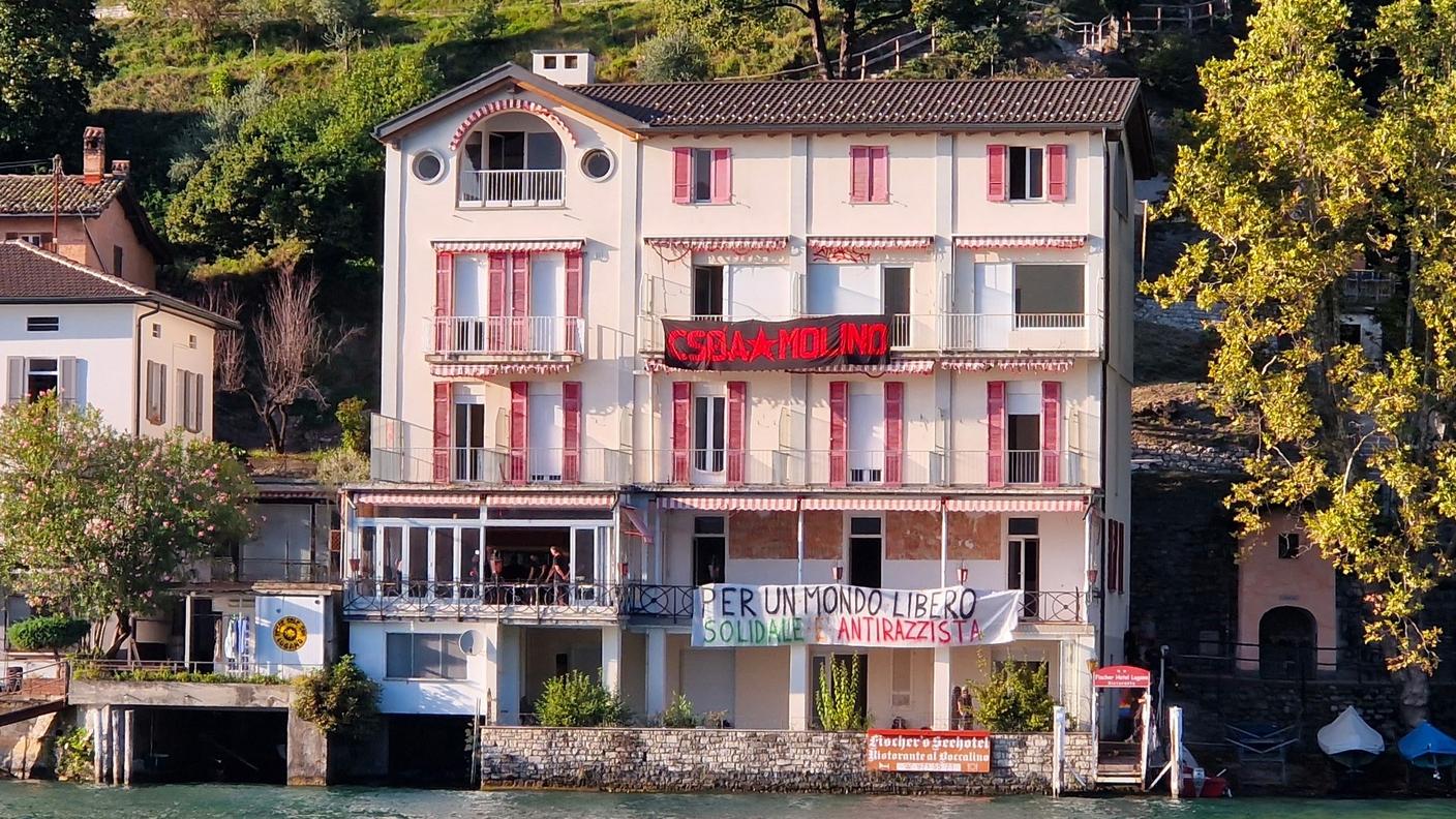 Lo striscione del Molino sulla facciata dell'ex Hotel Fischer a Lugano