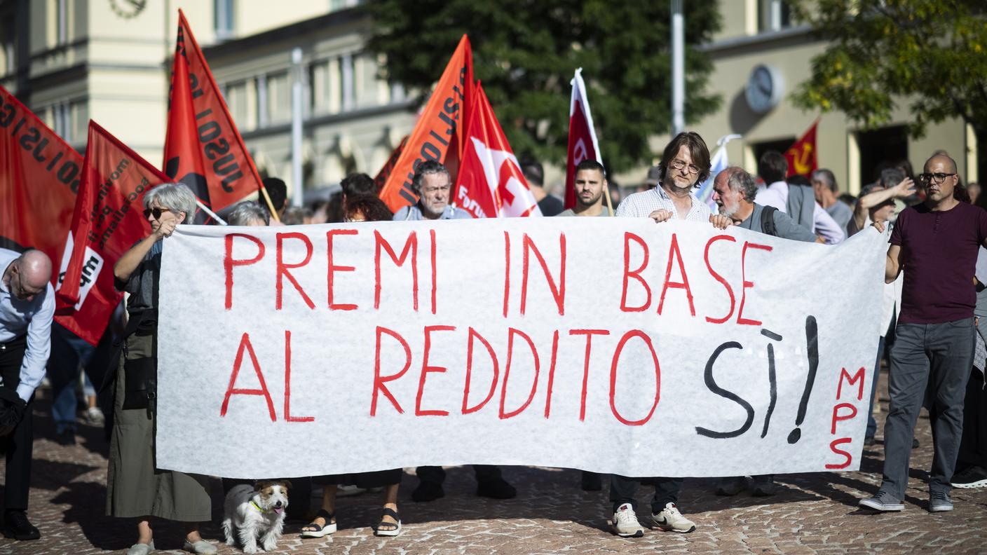 In piazza per una cassa malati unica e per legare i premi al reddito