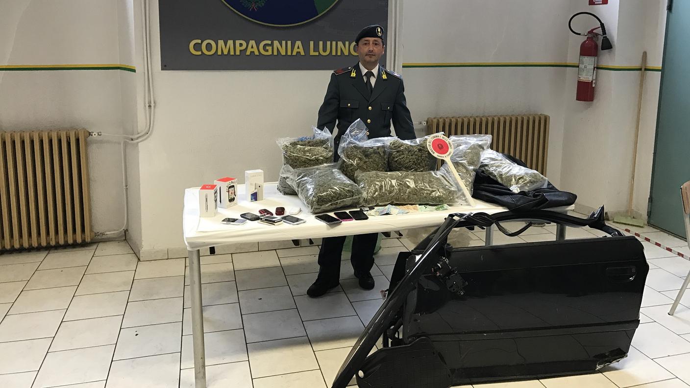 La droga sequestrata e la portiera persa dall'auto durante la fuga