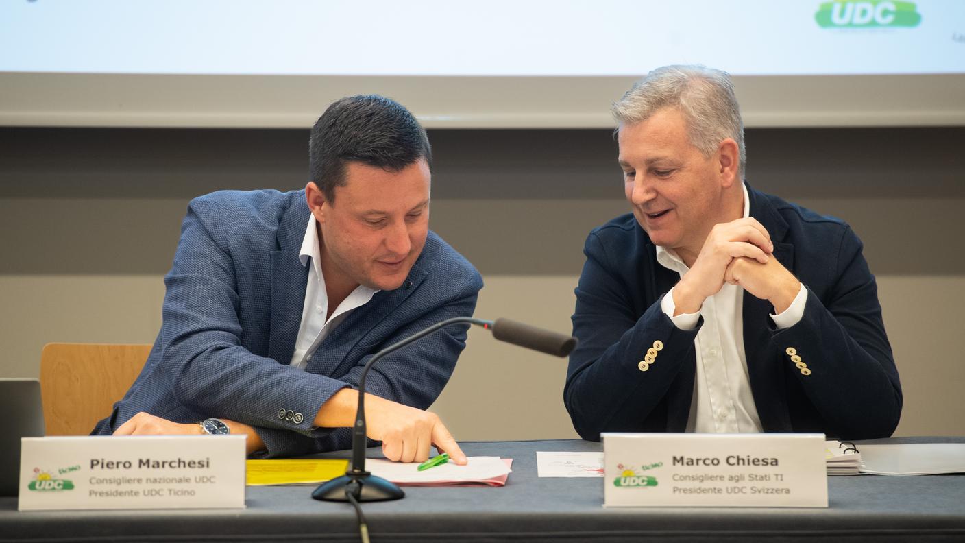 Il presidente dell'UDC svizzera Marco Chiesa (d) e il compagno di partito Piero Marchesi