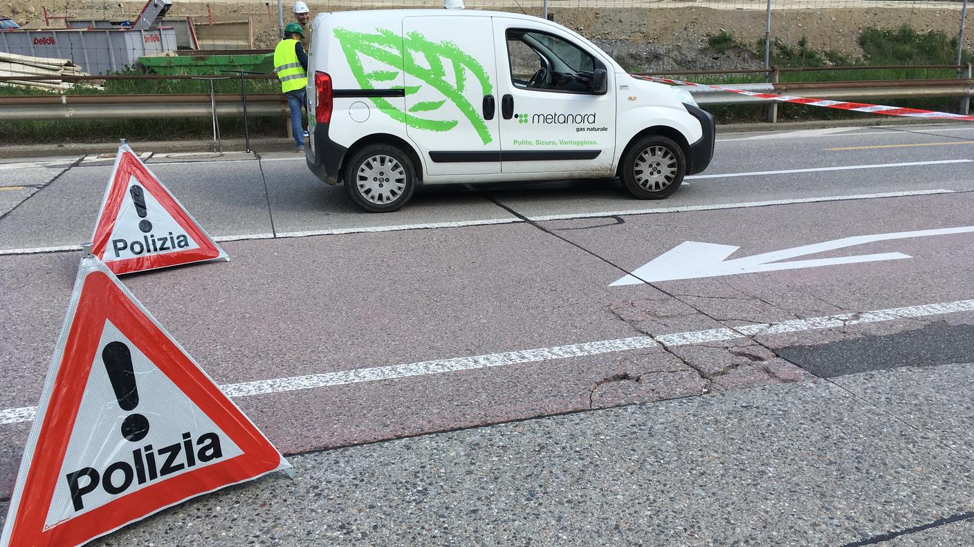 I tecnici Metanord in azione per risolvere i guai legati al danneggiamento della condotta