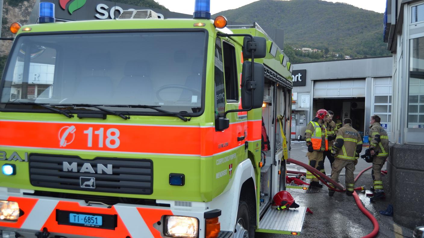 I pompieri hanno provveduto pure a liberare tutti i locali dal denso fumo