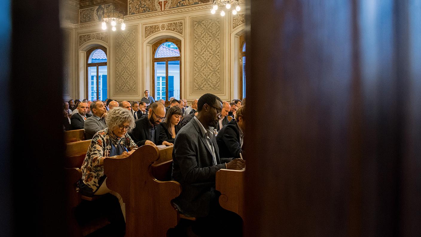 Uno scorcio sui consiglieri durante la prima seduta