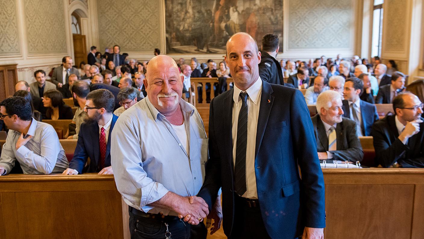 Il neo presidente del Consiglio Comunale Alberto Marietta, a destra, con il decano Enrico Zanti, a sinistra
