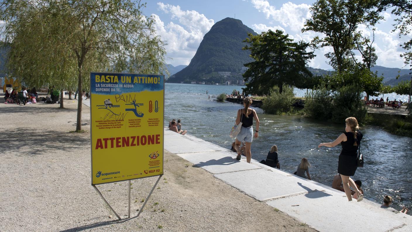 Un cartello avverte i bagnanti alla Foce del Cassarate