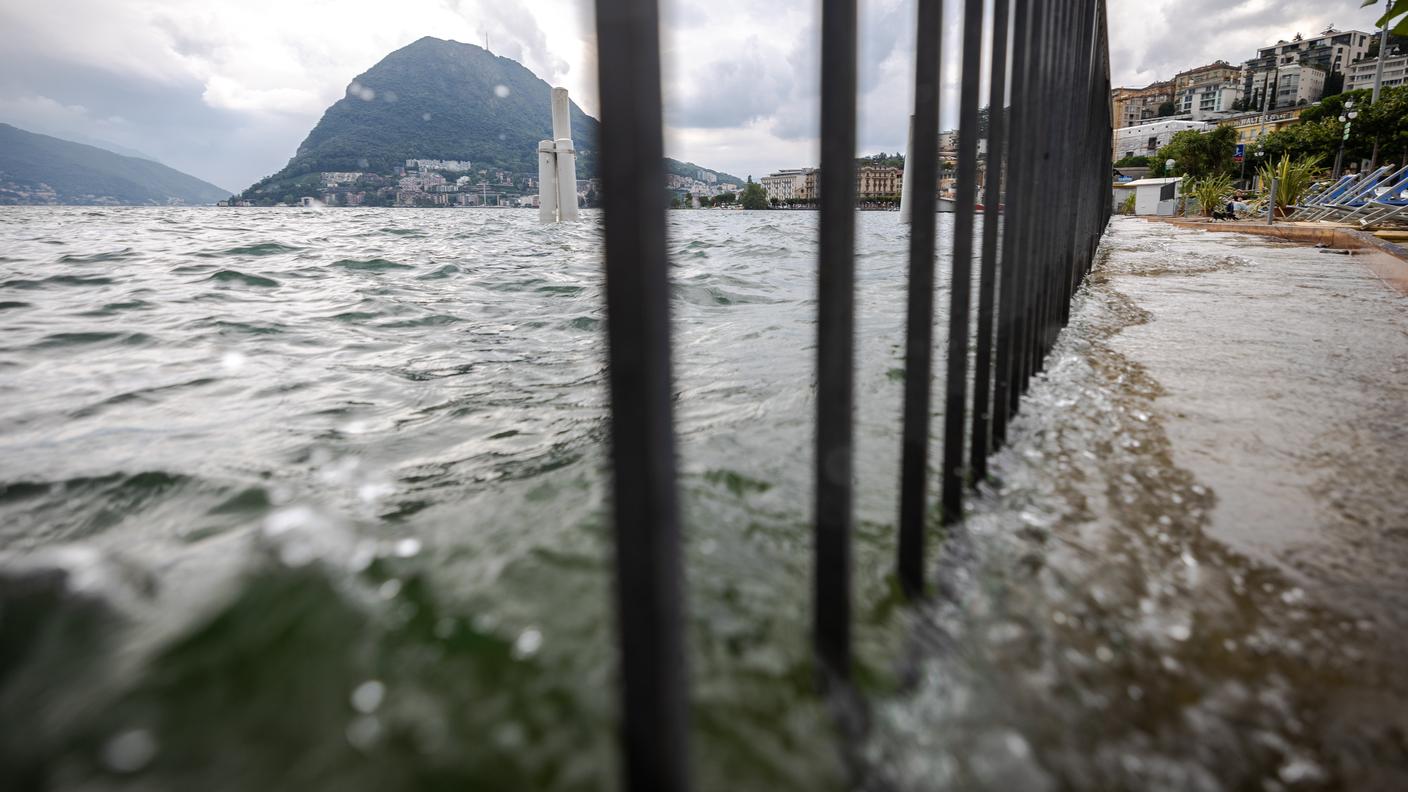 Il Ceresio a pochi centimetri dall'esondazione. Un'immagine del 7 agosto 2021