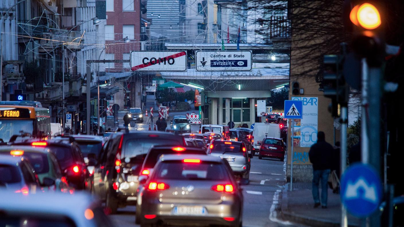 Lavoratori frontalieri al valico doganale di Chiasso