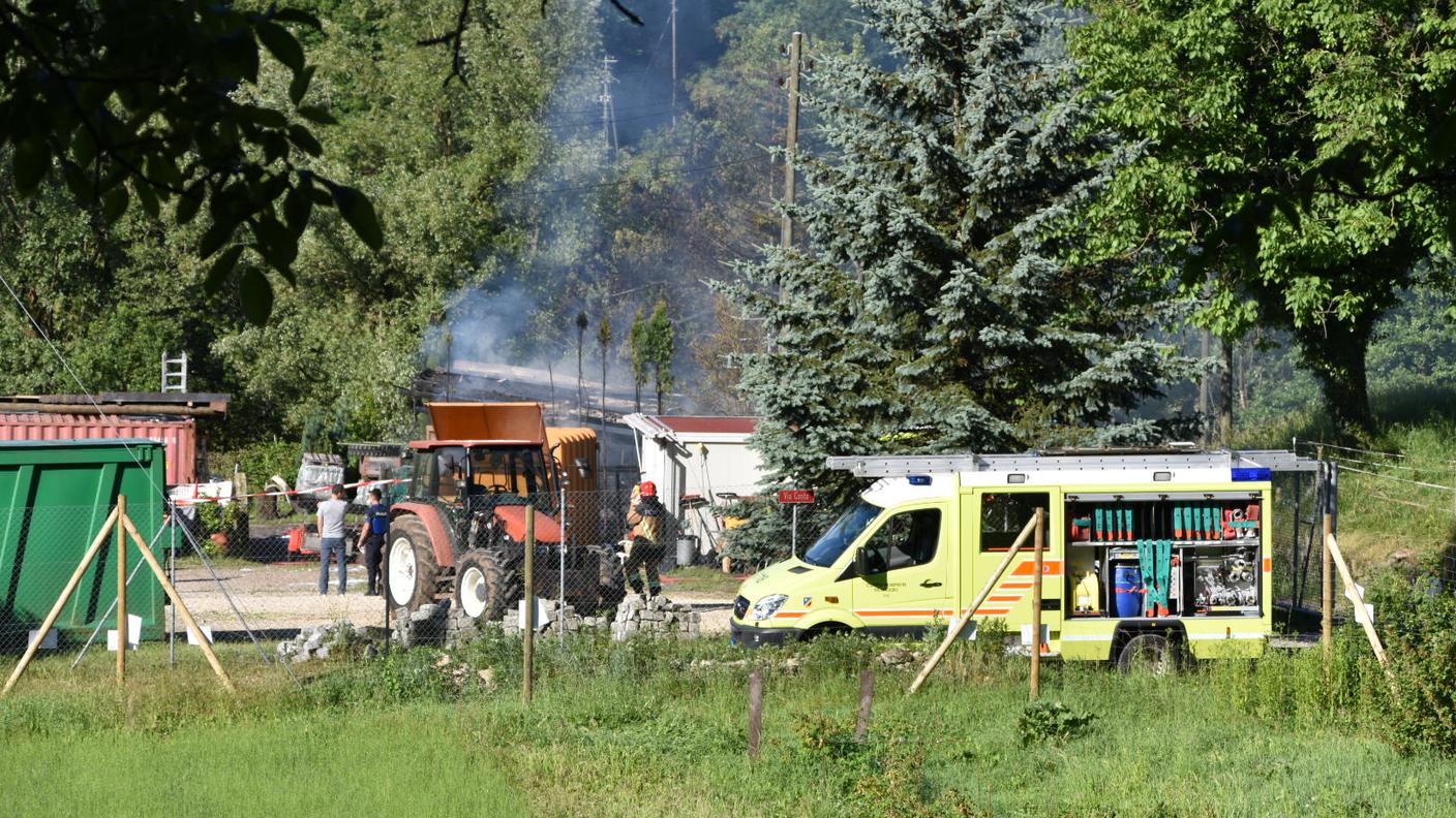 La tettoia in fiamme mercoledì mattina nel deposito a Curio