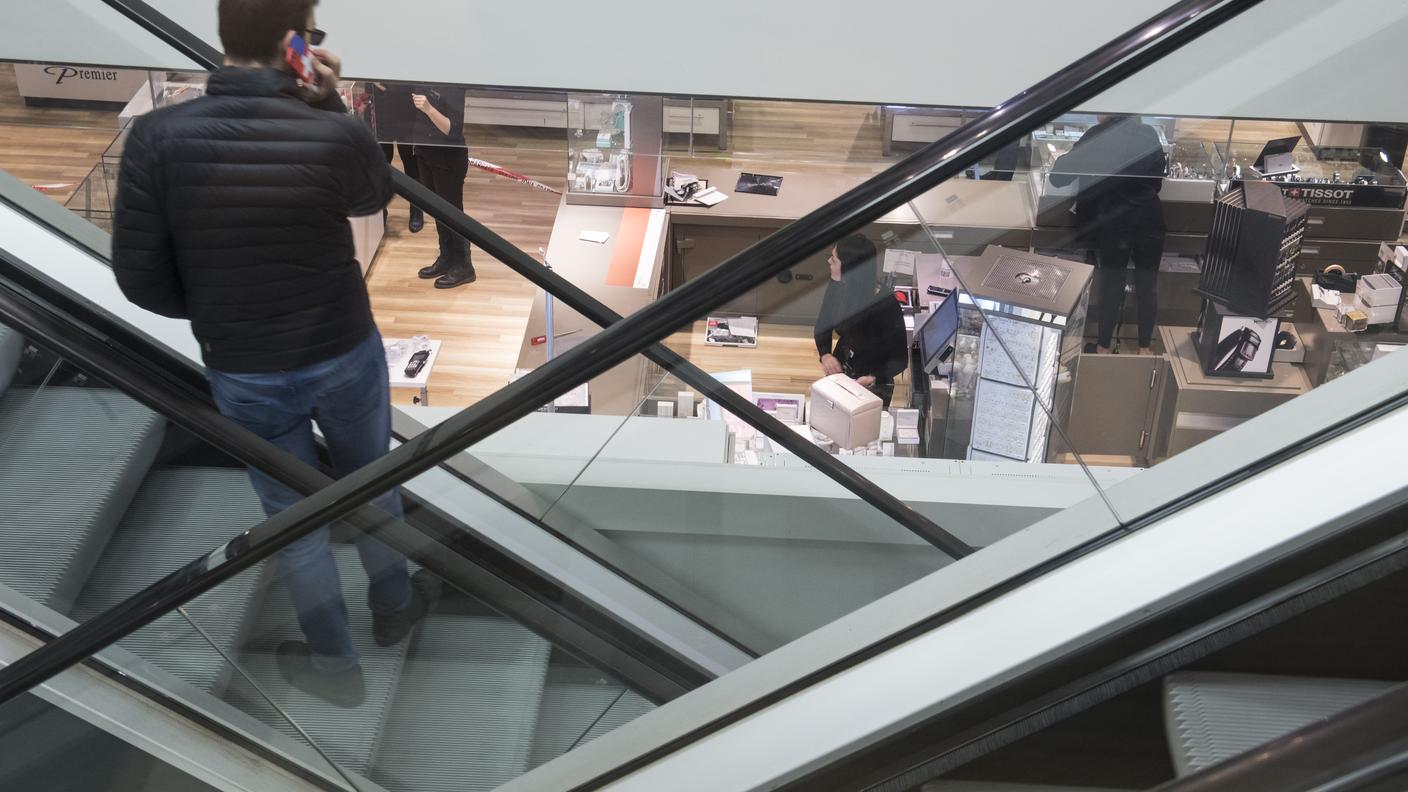 L'inchiesta è legata a una serie di taccheggi in negozi e centri commerciali
