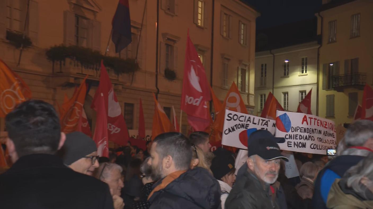 I manifestanti in Piazza Governo a Bellinzona