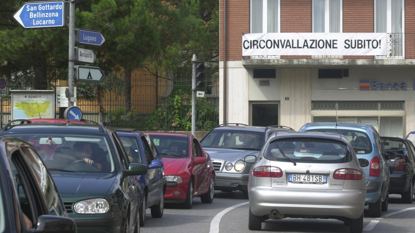"Circonvallazione subito!". Lo striscione esposto nel centro traffico di Agno