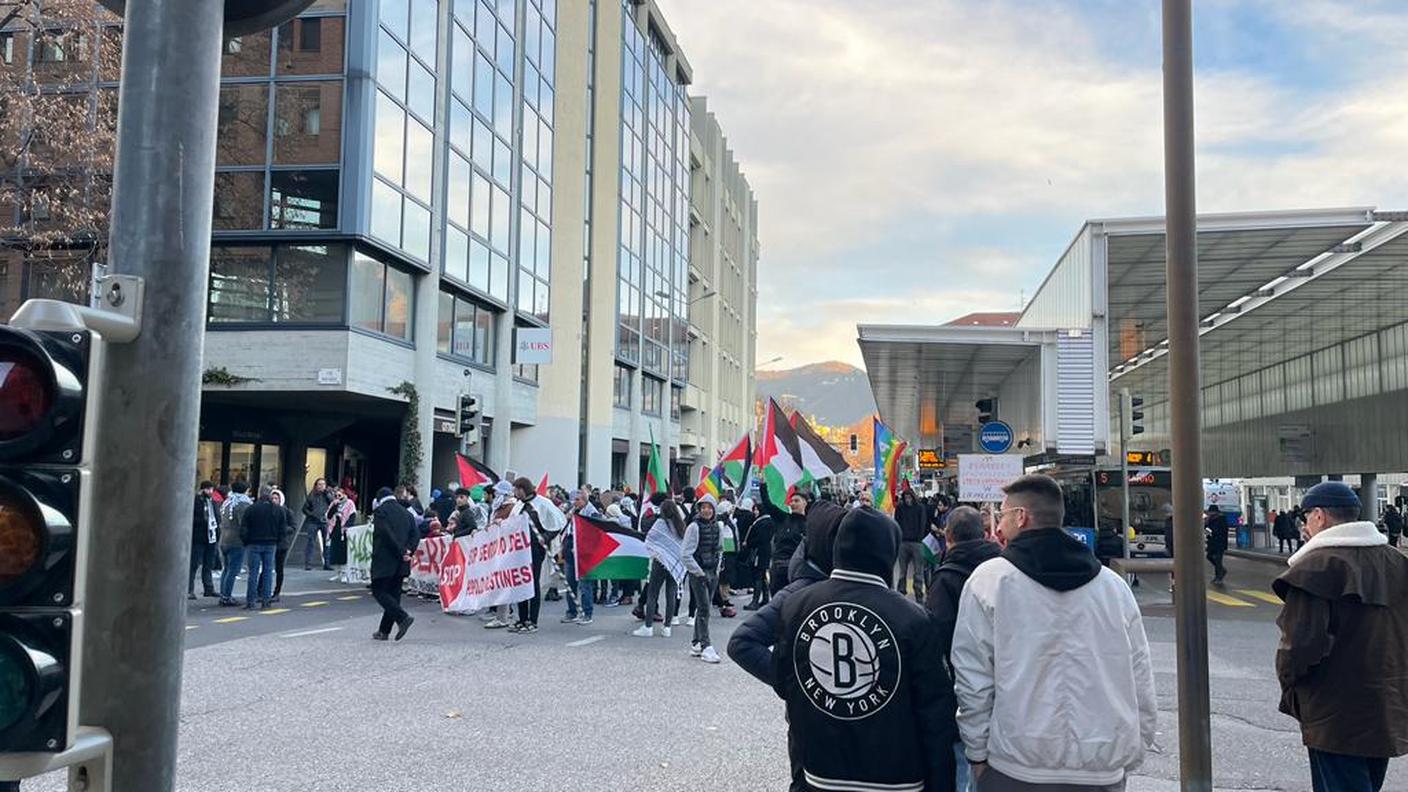 Il corteo presso la Pensilina di Lugano