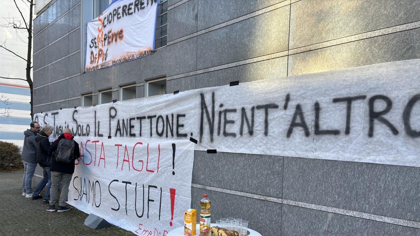 La manifestazione all’esterno della sede del Servizio medico psicologico a Lugano