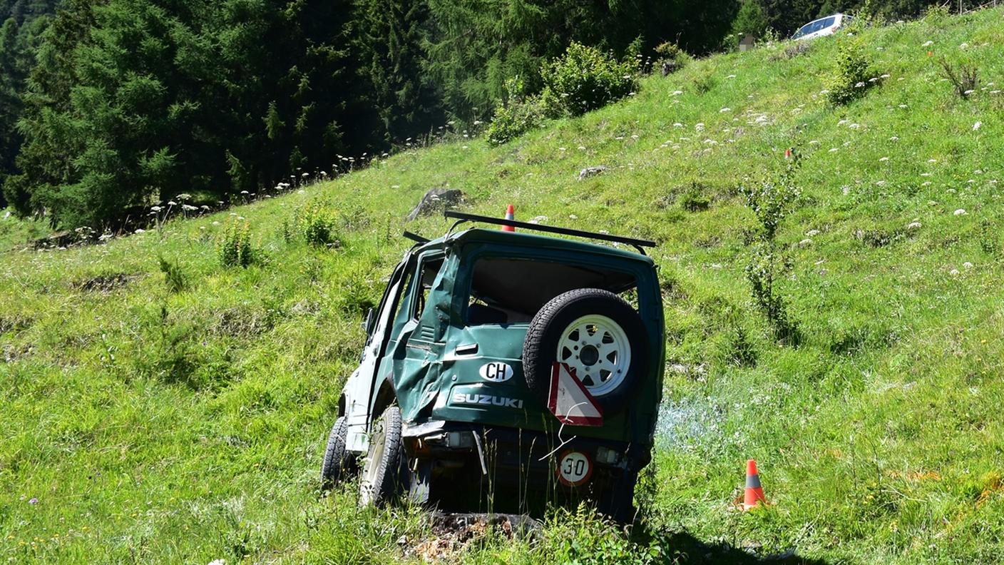 La vettura distrutta finita nel burrone lunedì nei Grigioni