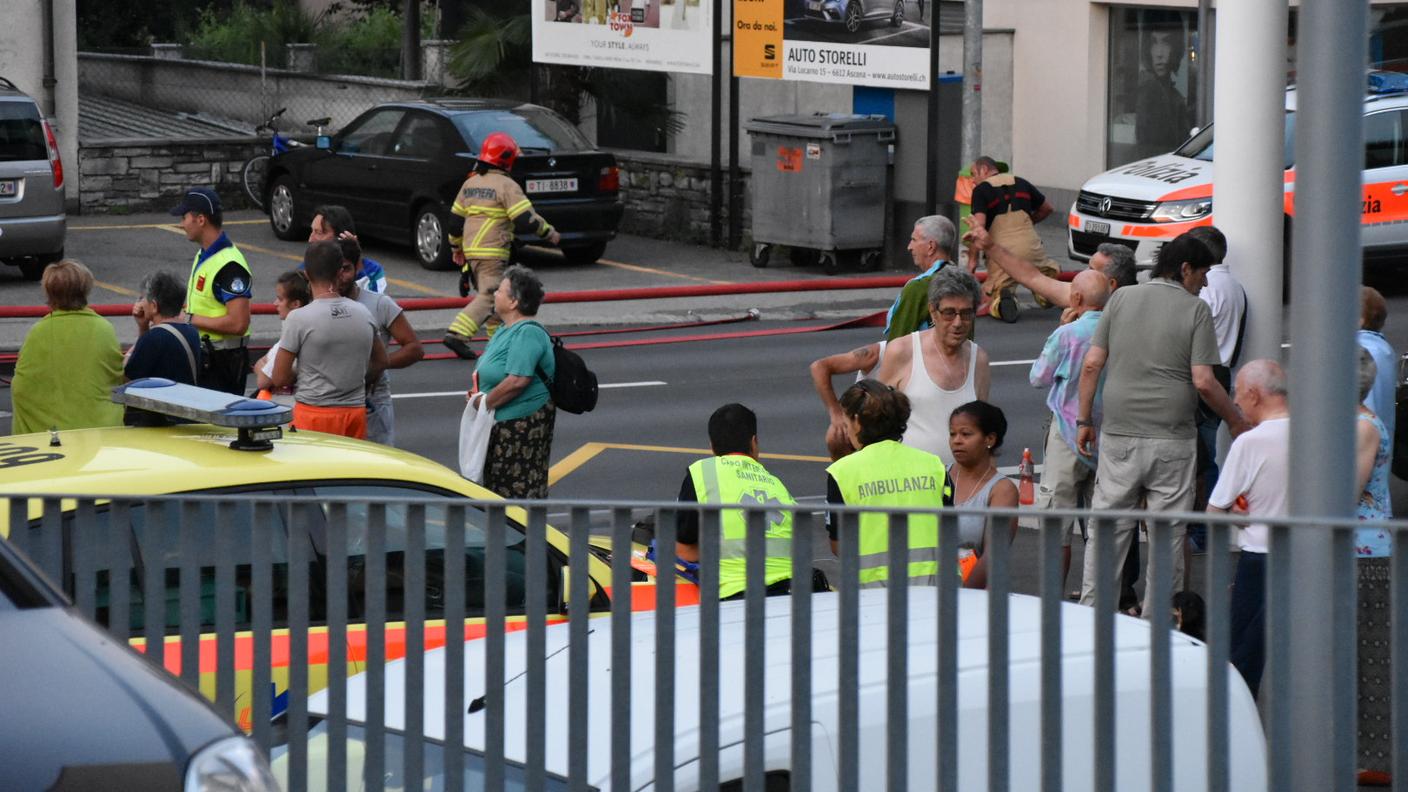 Gente per strada dopo l'incendio