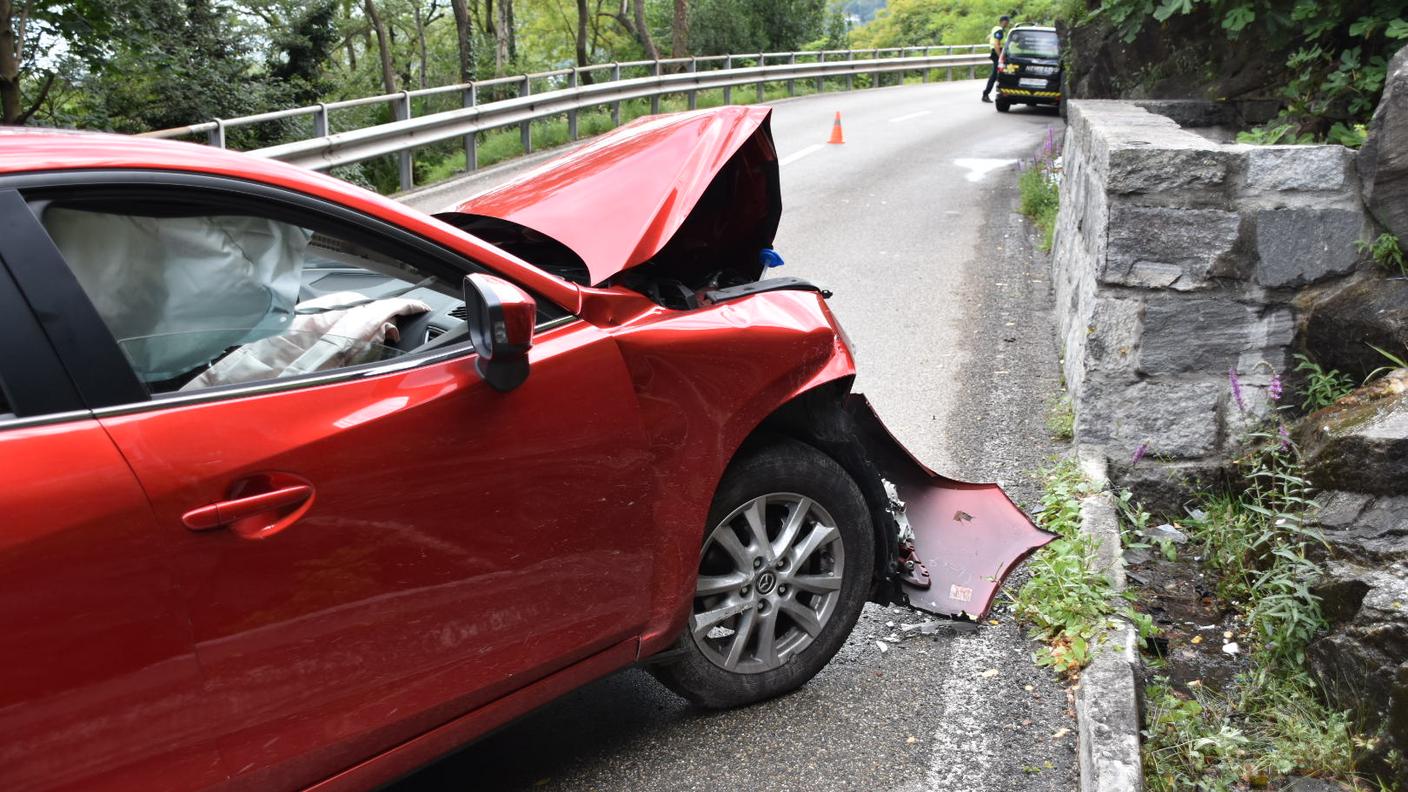 Con l'auto contro un muretto