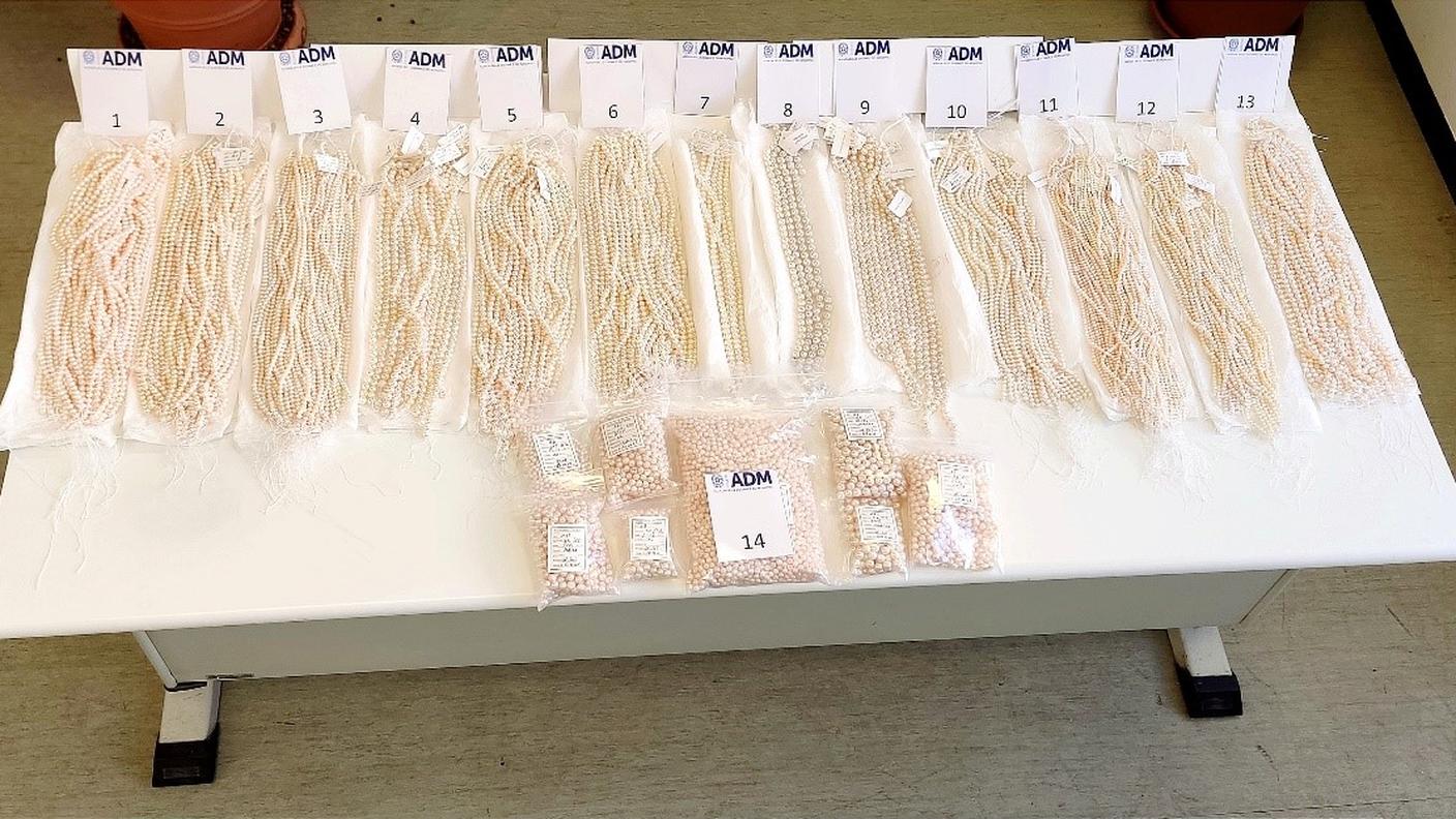 I documenti fatti avere in un secondo tempo riportavano un valore delle perle (7’000 euro) molto più basso rispetto ai 143’000 euro definiti da una perizia richiesta dai funzionari della Dogana