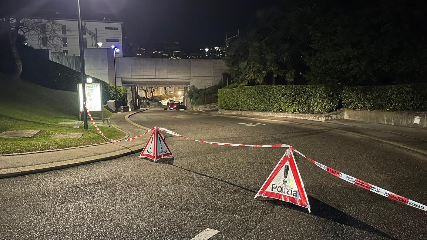 La vettura finita contro il muro nel sottopassaggio FFS a Paradiso