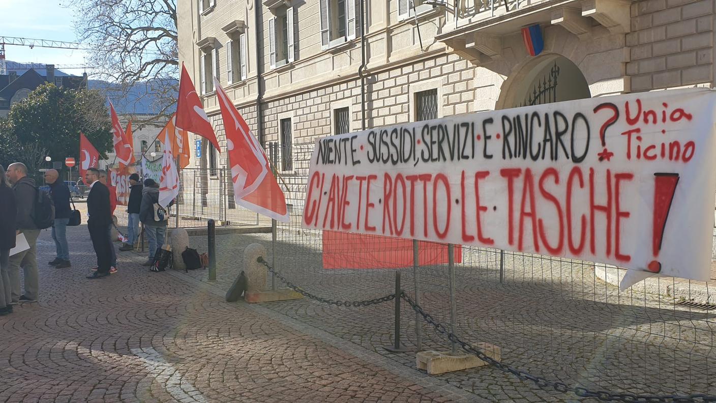 La protesta davanti a Palazzo delle Orsoline