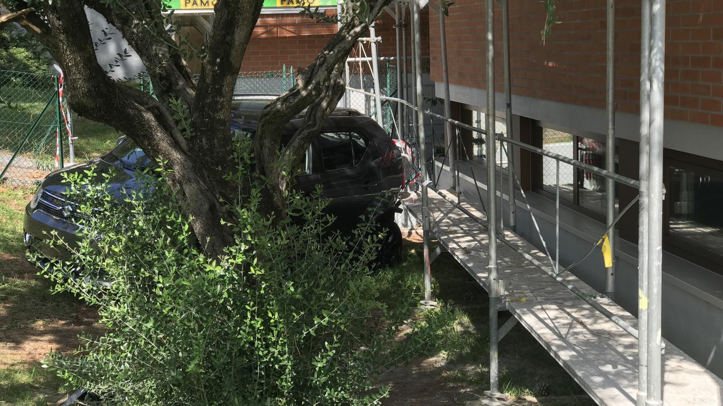 L'auto finita addosso all'Istituto scolastico di Melide