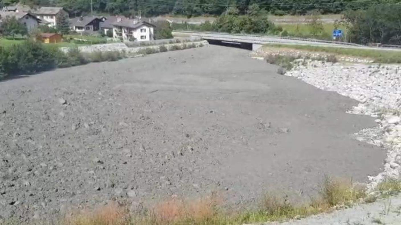 Il bacino di contenimento a valle, con il materiale raccolto dal Pizzo Cengalo
