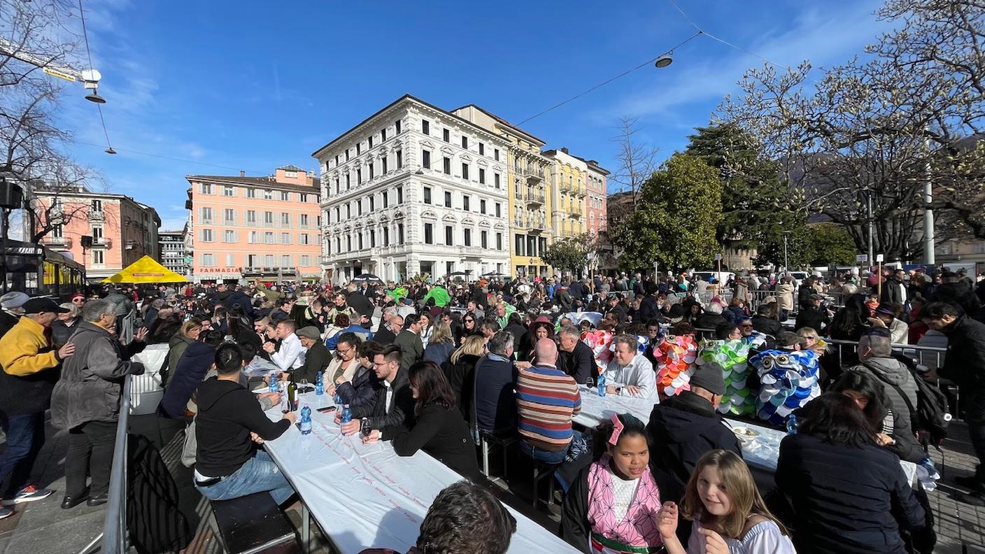 Tantissime persone per il pranzo di carnevale in piazza