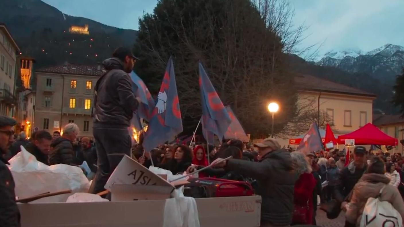 Piazza del Governo colma di gente