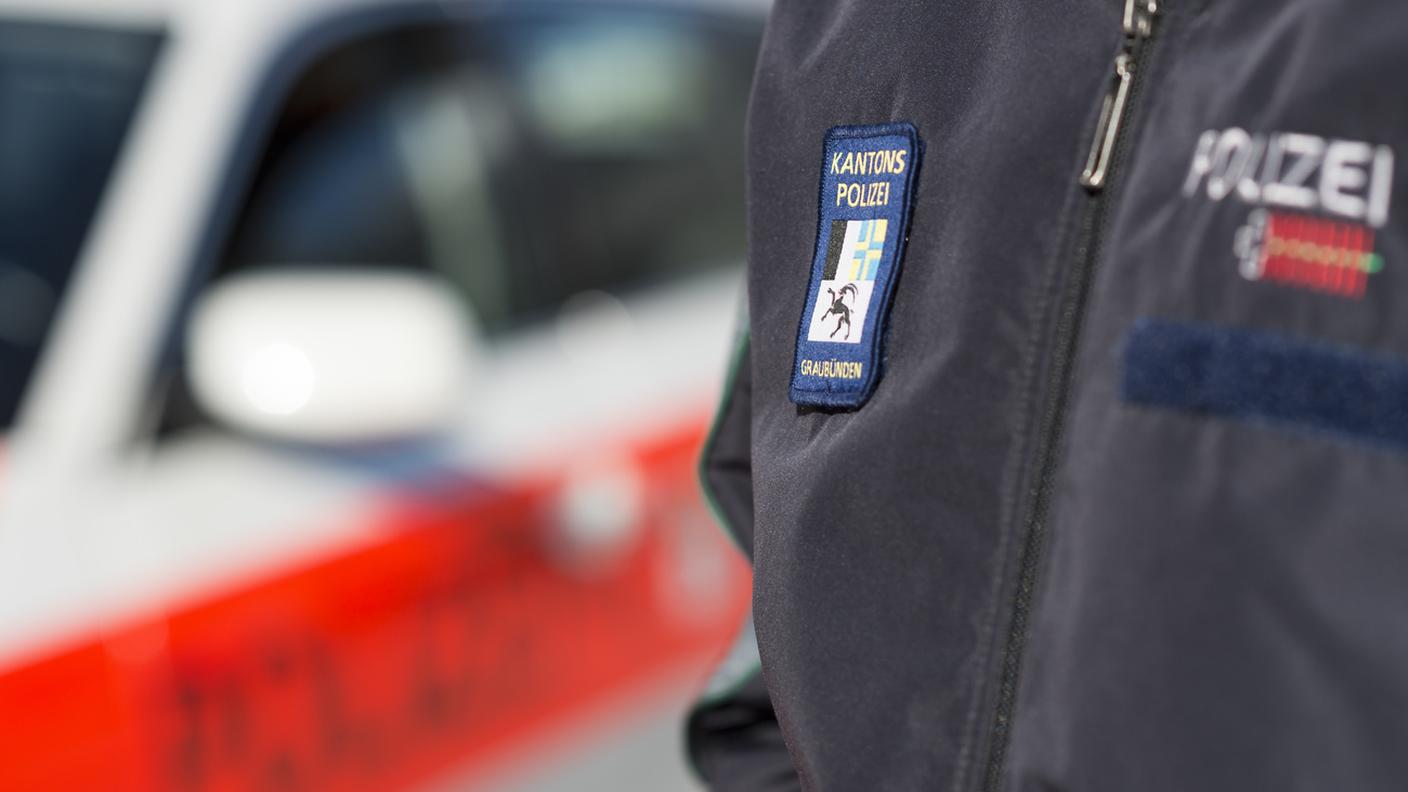 Per i suoi comportamenti l'uomo dovrà rispondere alla procura pubblica dei Grigioni.