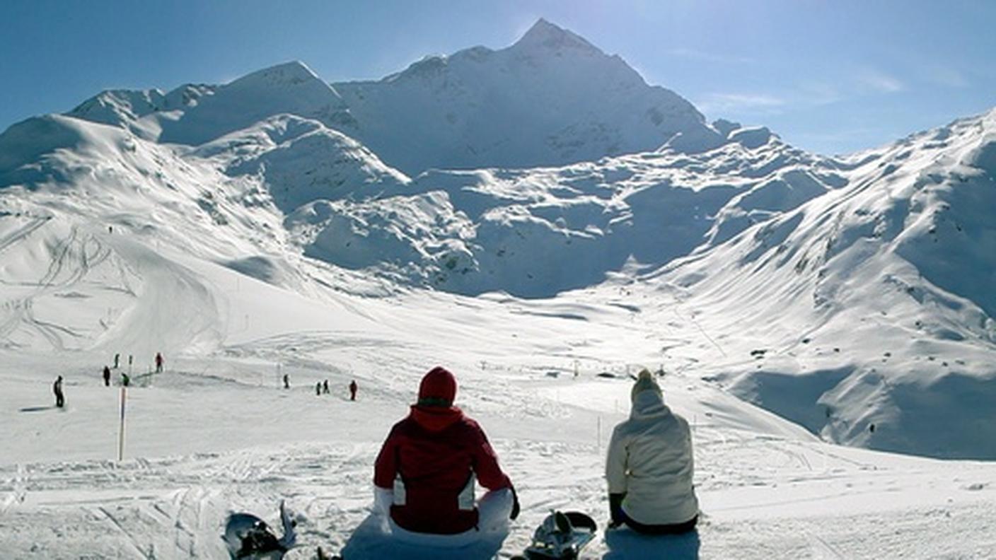 Il solare d'alta quota cede il passo al turismo invernale, sullo sfondo il Piz Tambo