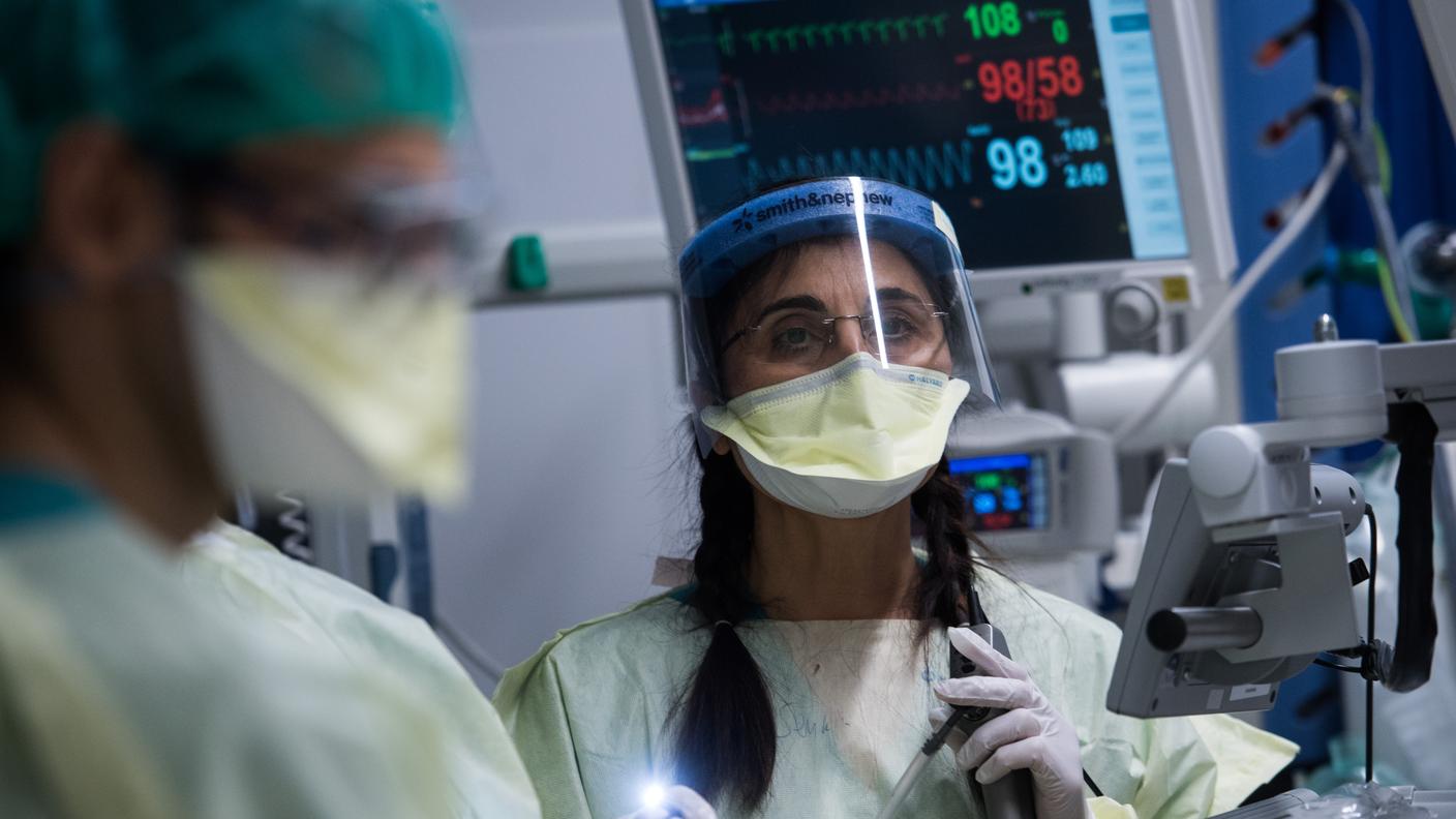 Infermieri in una stanza di cure intense