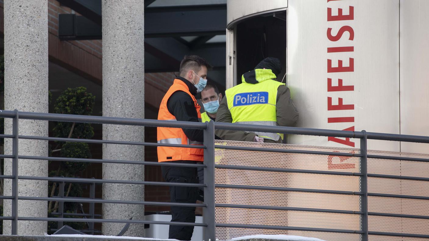 La polizia sul luogo dell'ultimo attacco a un bancomat ticinese, alla Raiffeisen di Novazzano nel 2021