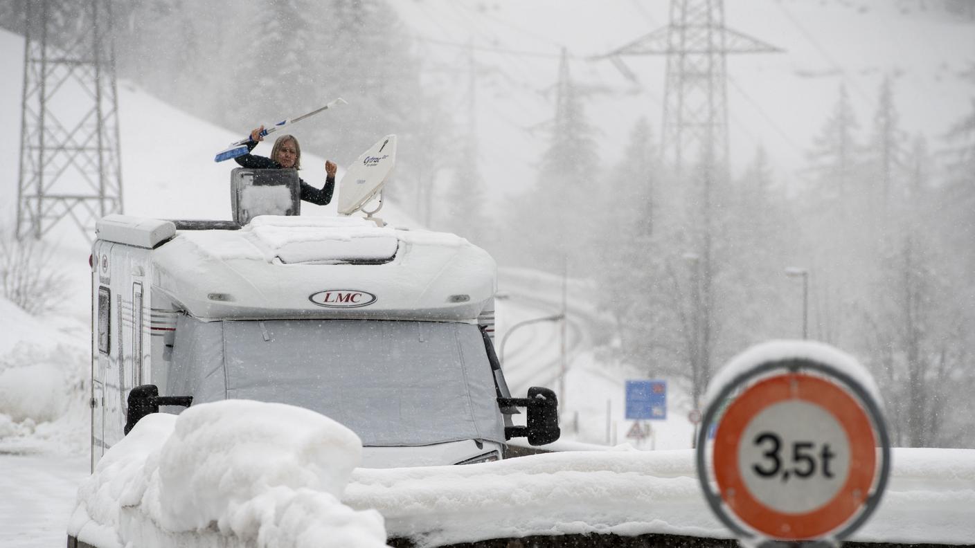 Una turista libera il suo camper dalla neve...