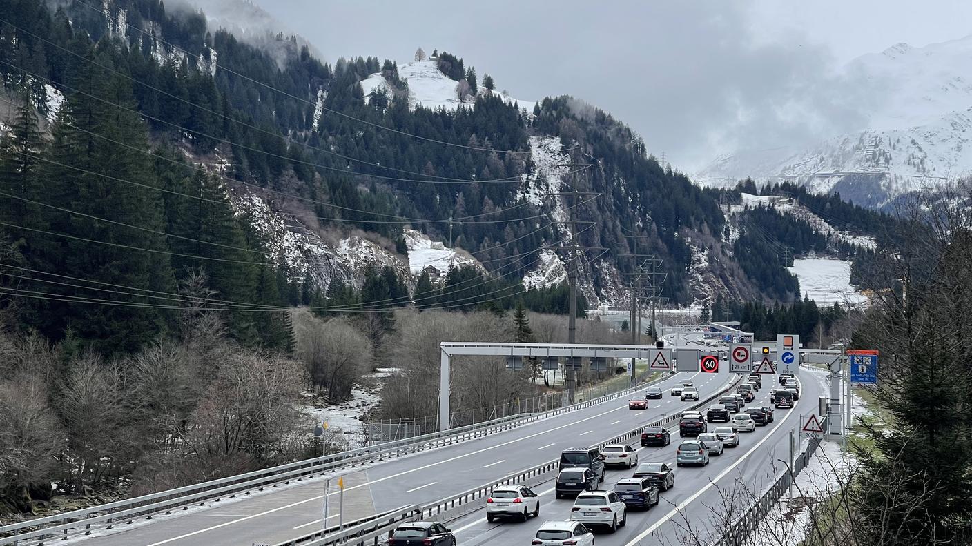 Tanta pazienza al volante per poter attraversare, in direzione nord, il tunnel stradale del San Gottardo