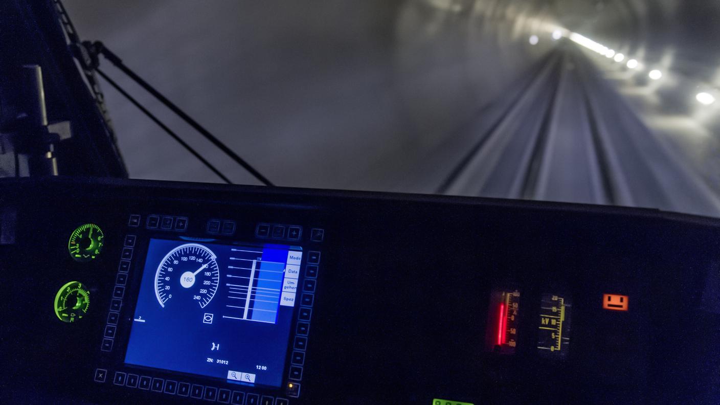 Per chi arriva da nord, Biasca è lì, appena fuori dal tunnel