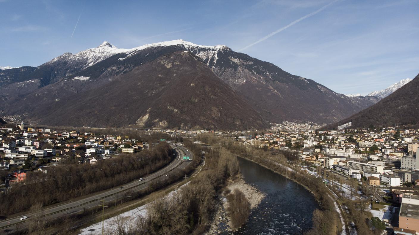 Veduta panoramica con Arbedo sulla destra