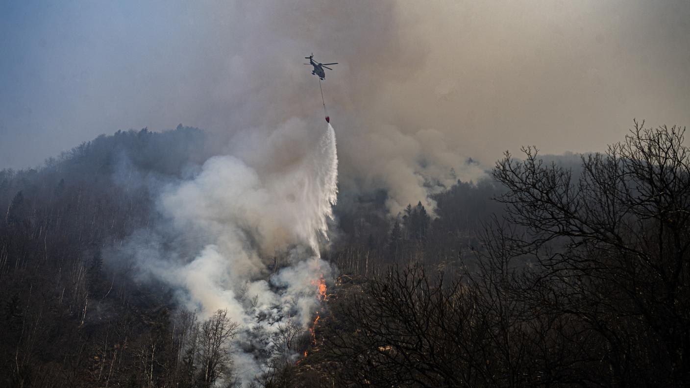 Le operazioni di spegnimento di un incendio nelle Centovalli nel 2022