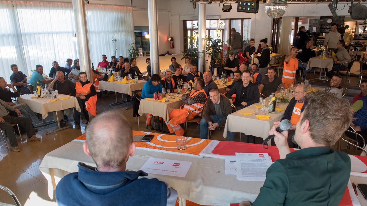 I lavoratori in assemblea a Quartino