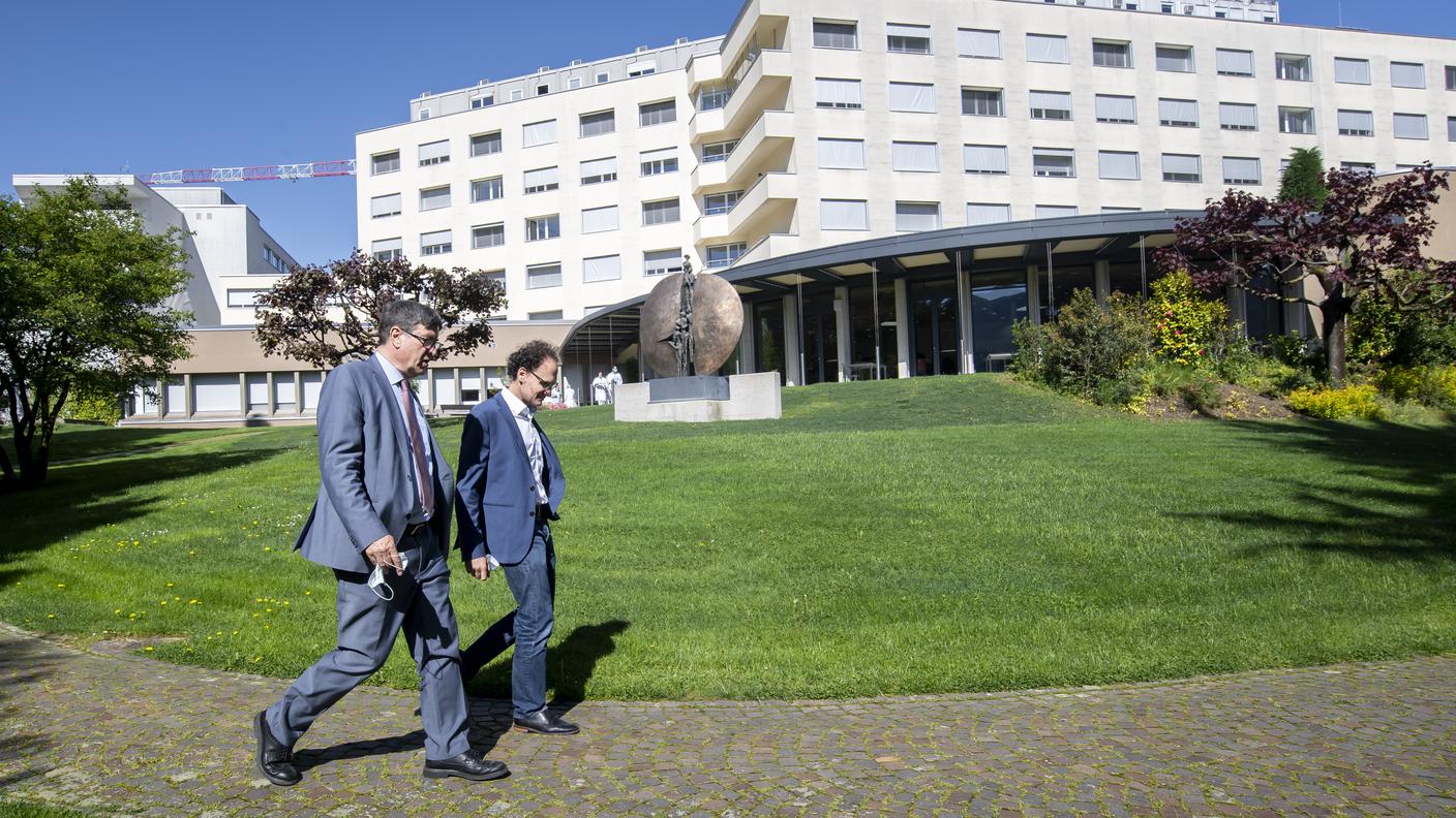 Il presidente Mauro Dell'Ambrogio e il direttore Christian Camponovo davanti alla clinica Moncucco