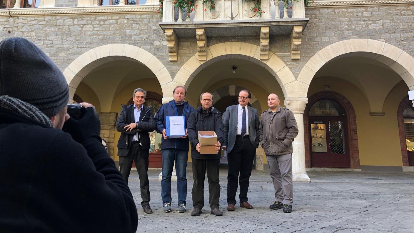 La consegna delle firme alla Cancelleria comunale lunedì mattina