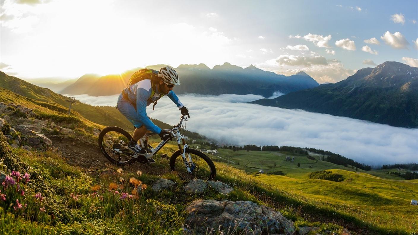 Mountain bike in azione nella zona di Corviglia