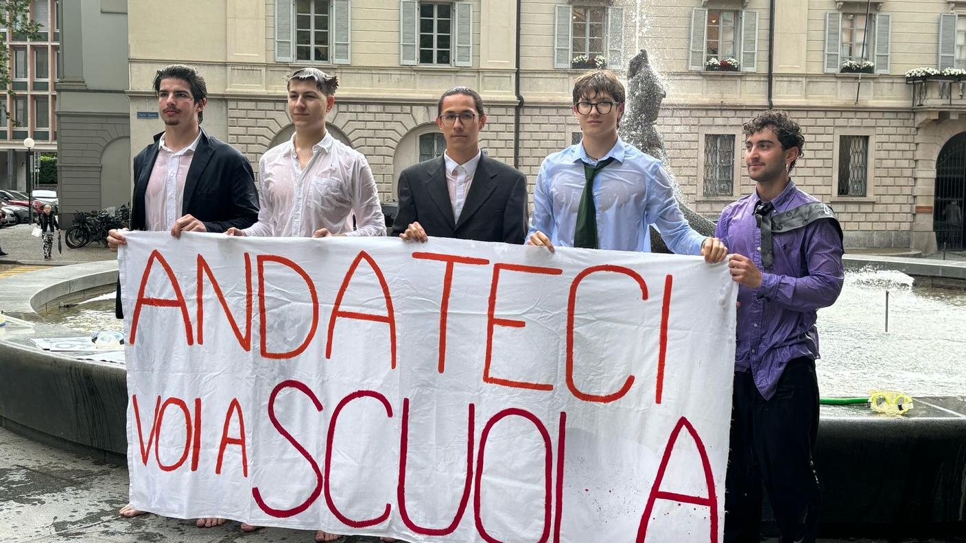 Un momento della dimostrazione in piazza Governo
