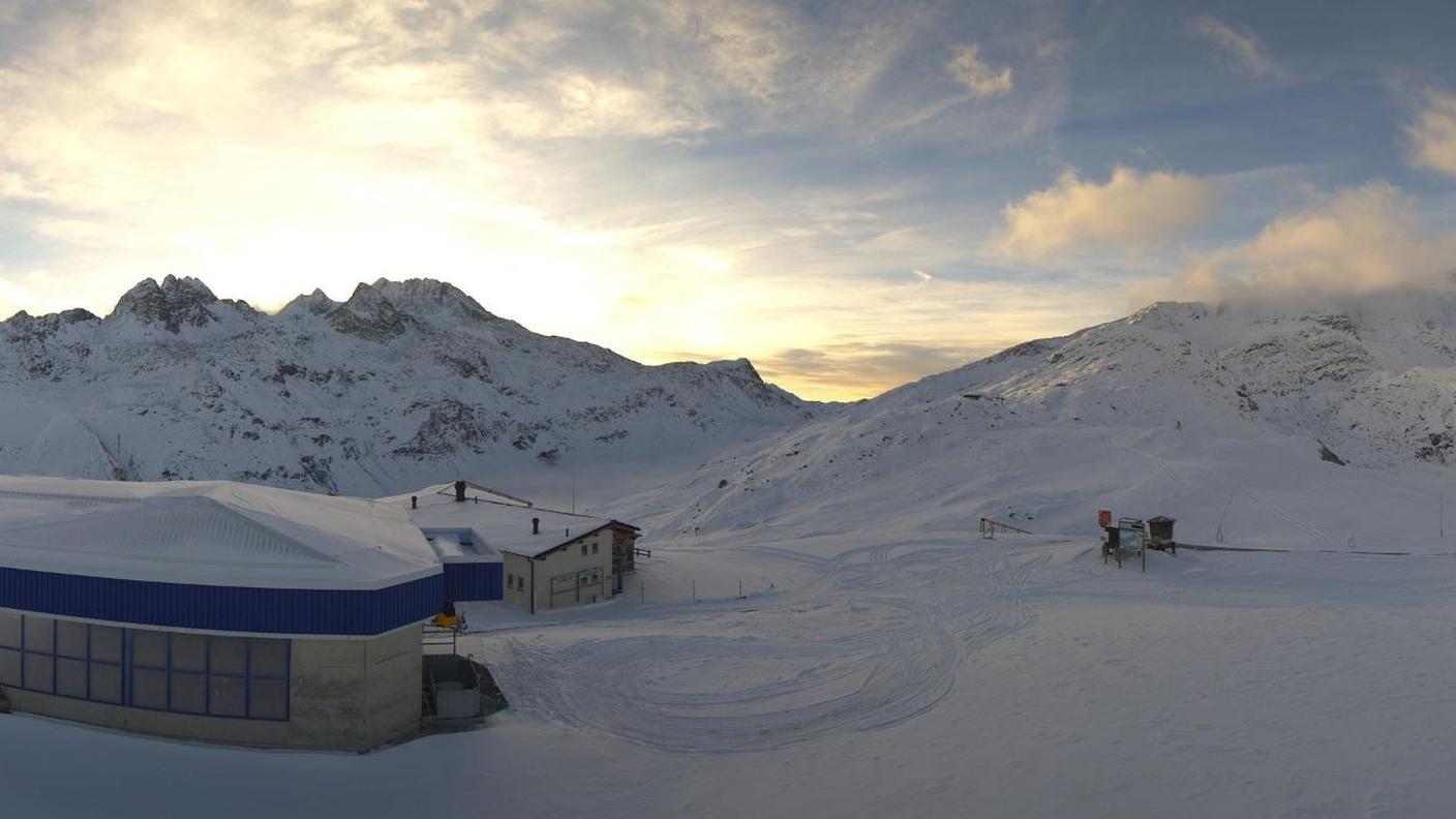 La situazione in alta quota a Splügen dove si prepara l'apertura delle piste alcune delle quali passano sopra la strada