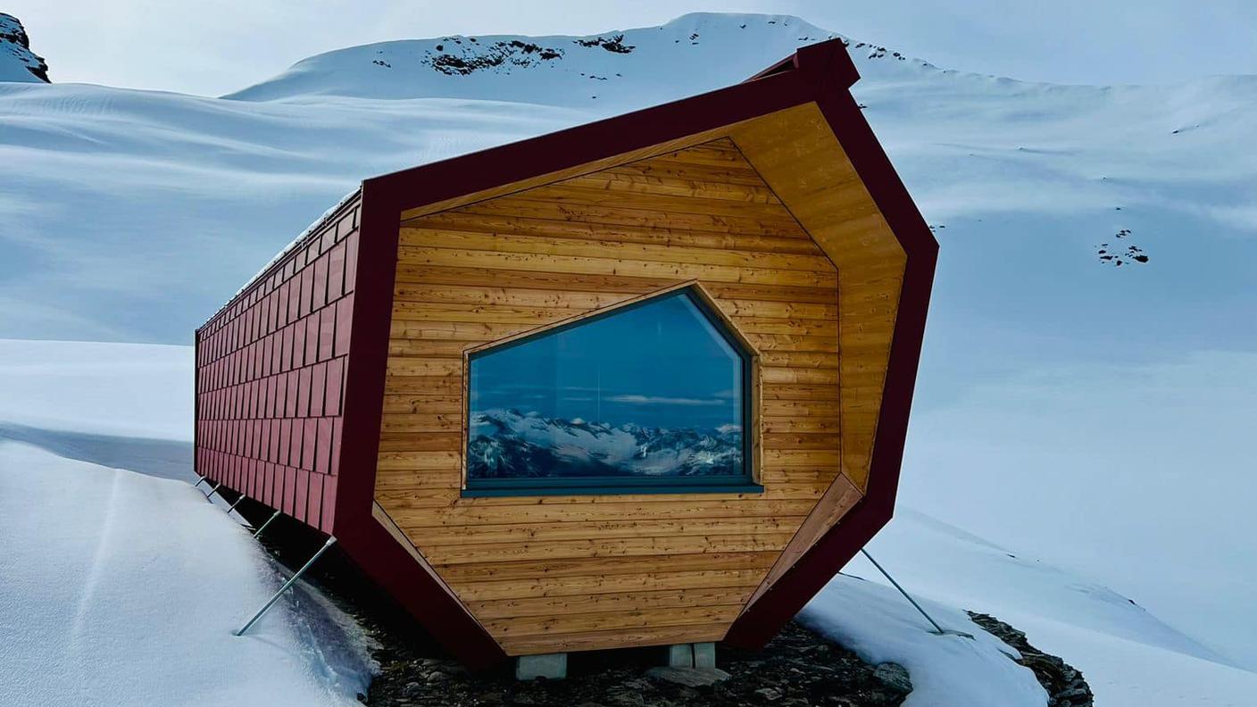 Il nuovo bivacco al Piano della Parete, in Val di Blenio, installato per l'altrettanta nuova Via Crio...immerso nella neve